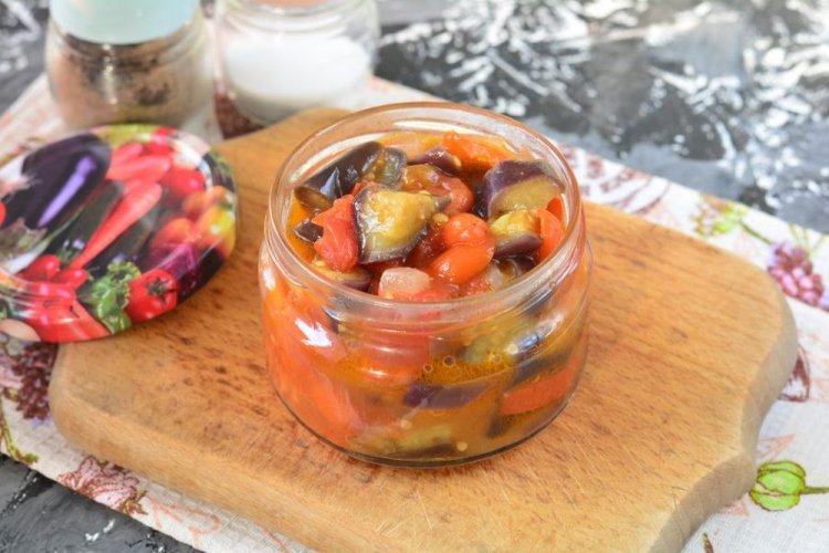 Salteado suave de berenjenas y tomates para el invierno