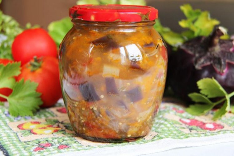 Salteado de berenjenas con champiñones, tomates y cebolla