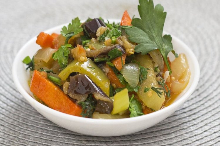 Salteado de berenjenas, calabaza, pimientos dulces con nueces y ajo