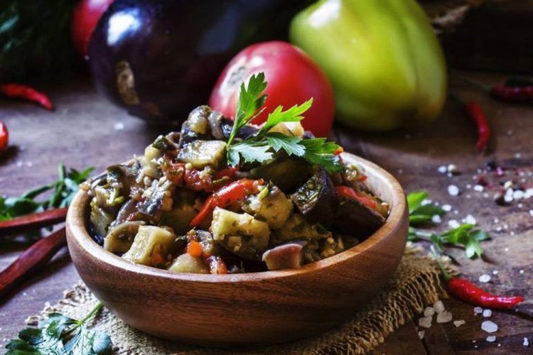 Salteado picante de berenjenas, pimientos y chiles