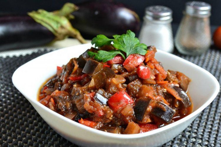 Salteado de verduras de berenjenas, pimientos y zanahorias para el invierno