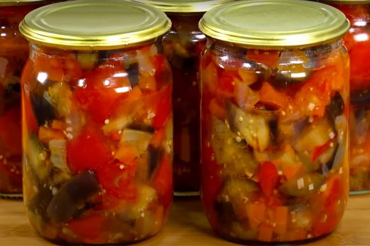 Salteado dulce de berenjenas, pimientos, zanahorias y cebolla