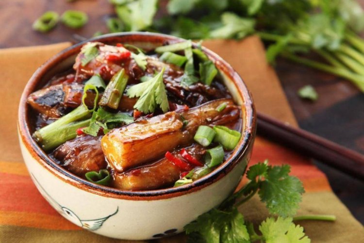 Salteado de berenjenas con salsa de soja para el invierno