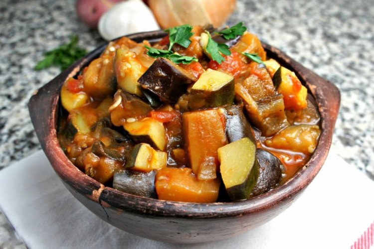 Salteado de berenjenas, calabaza, cebolla y ajo para el invierno