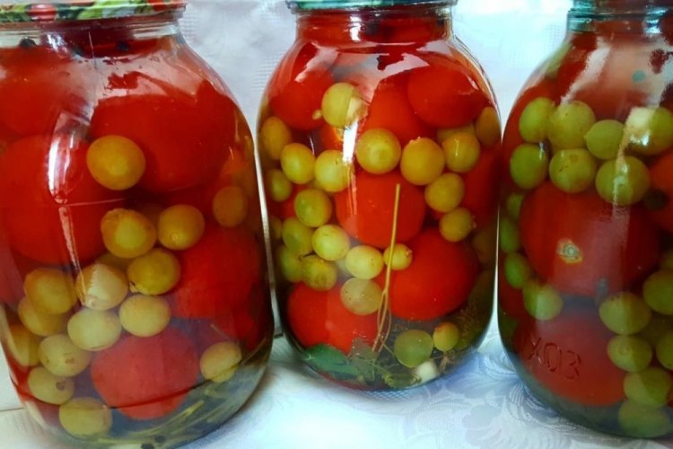 Tomatoes with Grapes for Winter