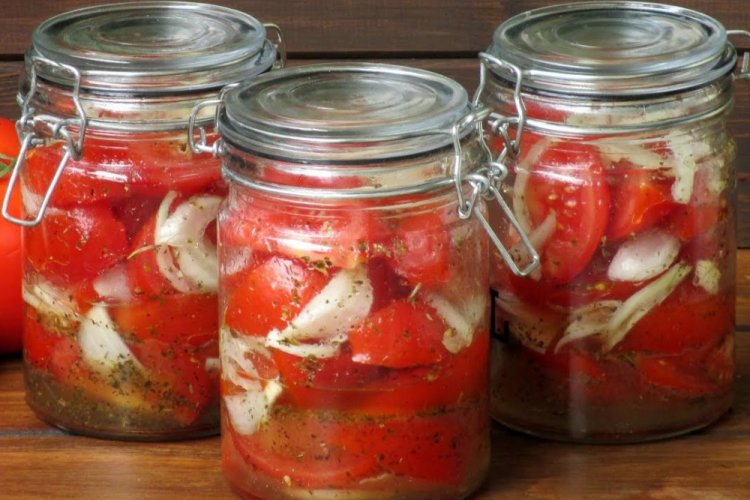 Marinated Tomatoes with Garlic and Onion