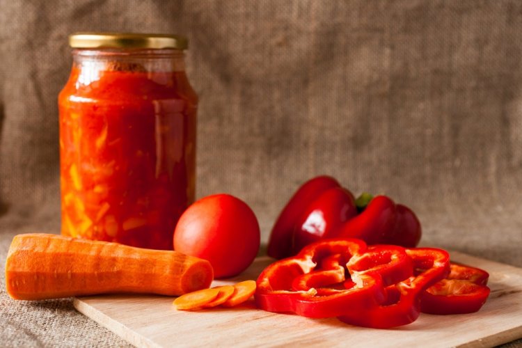 Tomato Appetizer with Carrots and Peppers