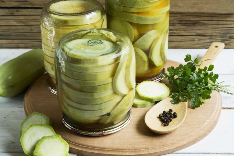 Calabacines encurtidos con rábano picante para el invierno
