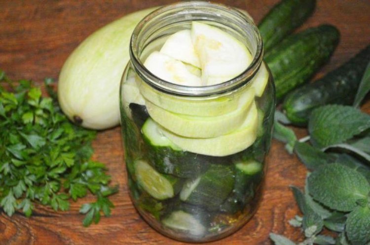 Calabacines encurtidos con pepinos para el invierno