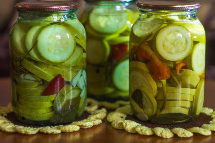 Calabacines encurtidos con chile picante para el invierno