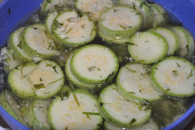 Calabacines encurtidos en barril para el invierno