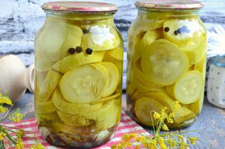 Calabacines encurtidos crujientes para el invierno