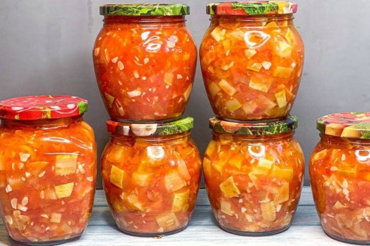 Calabacín en salsa de tomate preparada para el invierno