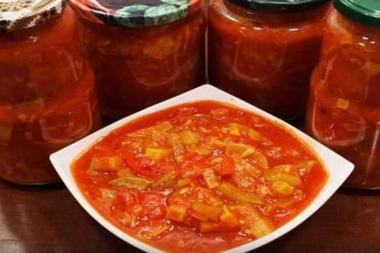 Calabacín picante en salsa de tomate para el invierno