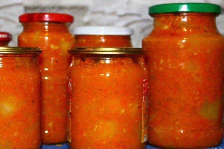 Calabacín con arroz en salsa de tomate para el invierno