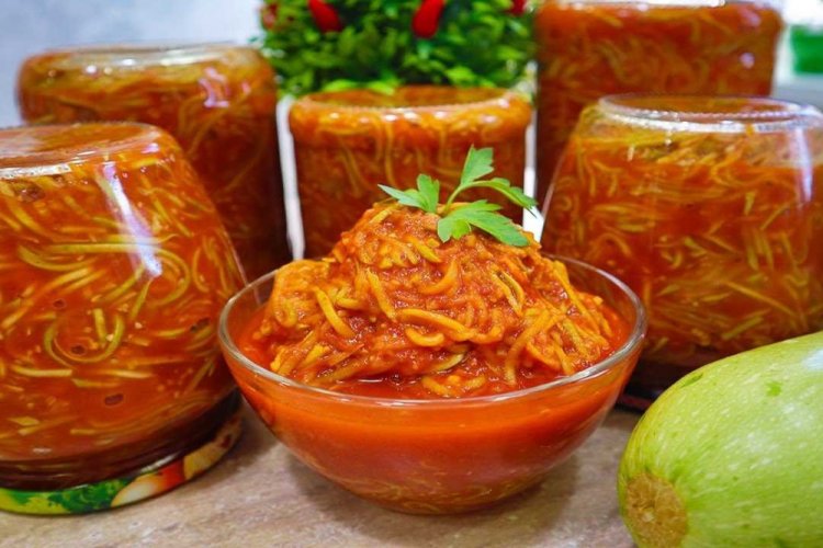 Calabacín al estilo coreano en salsa de tomate para el invierno
