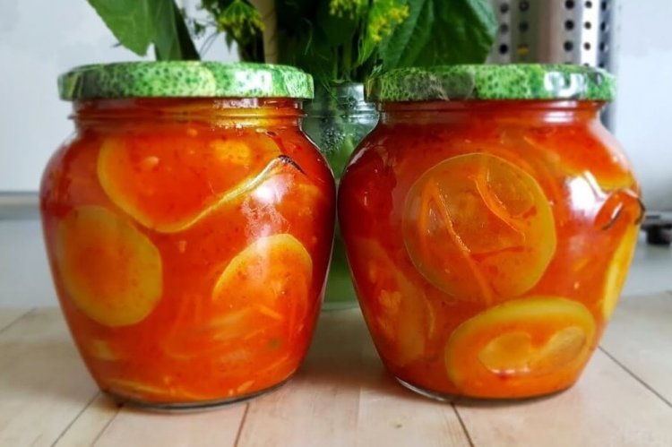 Calabacín con verduras en salsa de tomate para el invierno