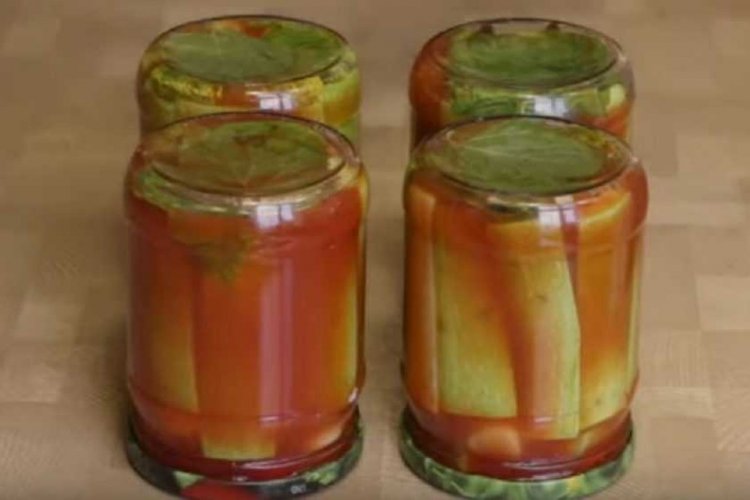 Calabacín en salsa de tomate para el invierno sin esterilización