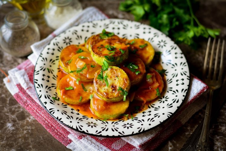 Calabacín frito en salsa de tomate para el invierno