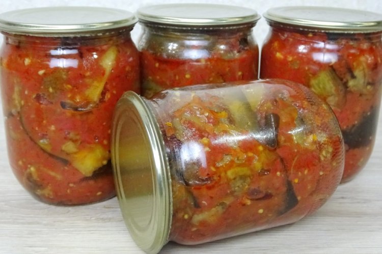 Berenjenas con cebolla en adzhika