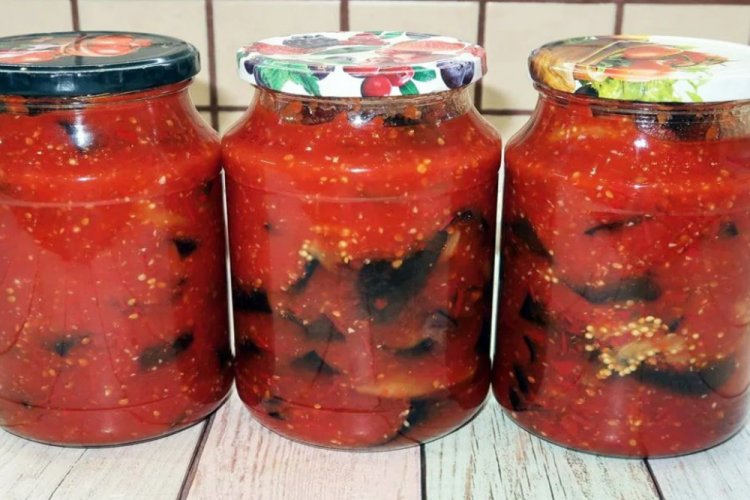 Berenjenas en rodajas en adzhika para el invierno
