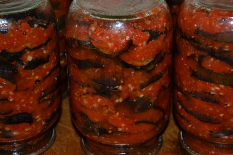 Berenjenas asadas en adzhika para el invierno