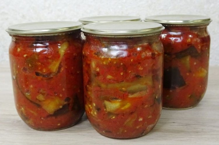 Berenjenas con pimiento dulce en adzhika