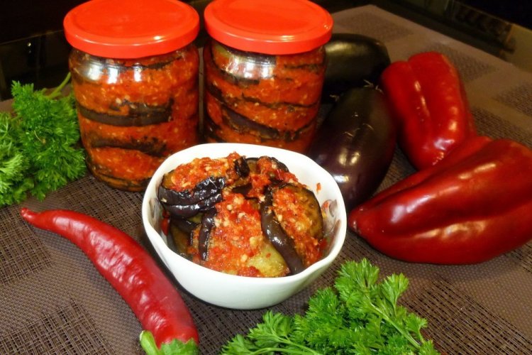 Berenjenas en adzhika sin tomates