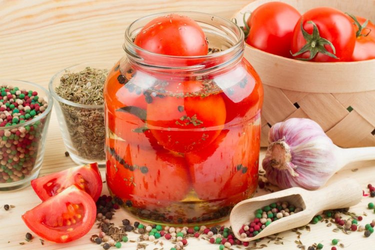 Tomates encurtidos «Para chuparse los dedos»