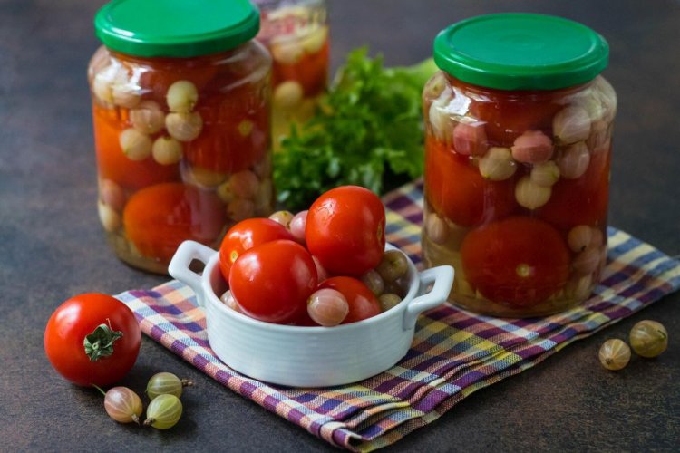 Tomates «Para chuparse los dedos» con grosella espinosa para el invierno