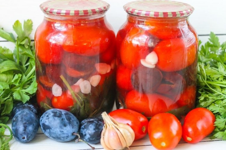 Tomates «Para chuparse los dedos» con ciruelas y ajo