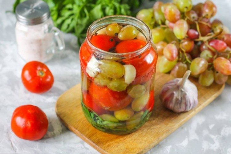 Tomates «Para chuparse los dedos» con uvas para el invierno