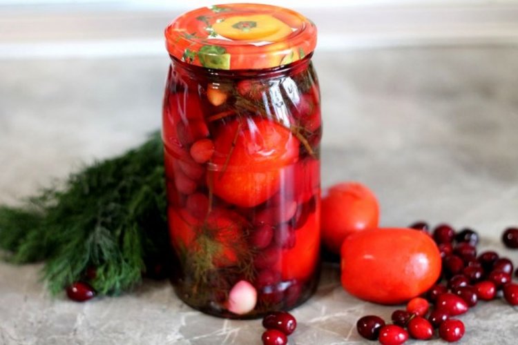Tomates «Para chuparse los dedos» con cornejo y ajo