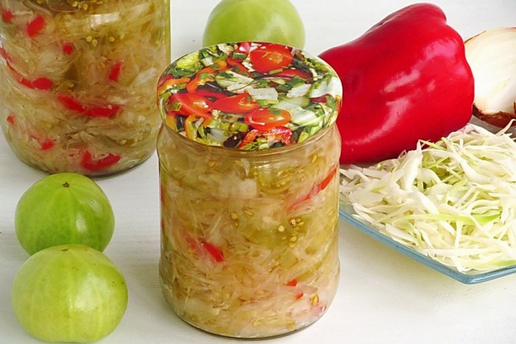 Ensalada «Para chuparse los dedos» de tomates verdes, col y pimiento dulce