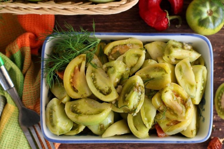 Ensalada picante «Para chuparse los dedos» de tomates verdes con chile y jengibre