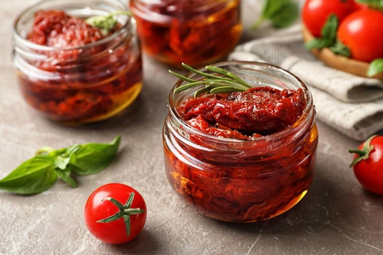 Tomates secos «Para chuparse los dedos» con romero y albahaca