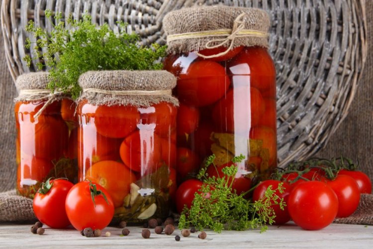 Tomates «Para chuparse los dedos» con ajo y eneldo