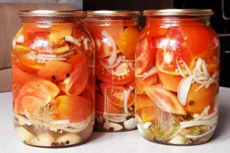 Tomates «Para chuparse los dedos» en gajos con cebolla y aceite