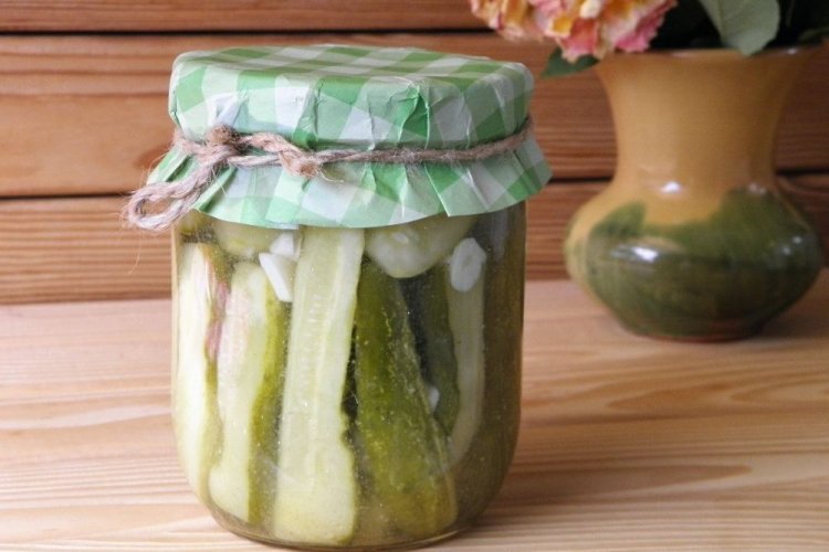 Pepinos en rodajas con ajo, mostaza y zumo de limón