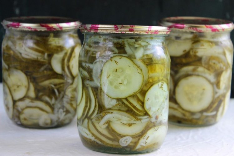 Ensalada de pepinos con cebolla, eneldo y aspirina
