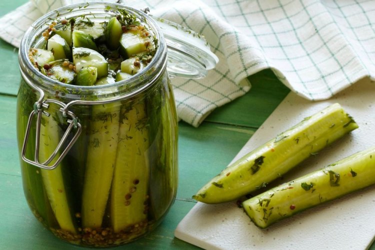 Pepinos picantes en bastones con mostaza