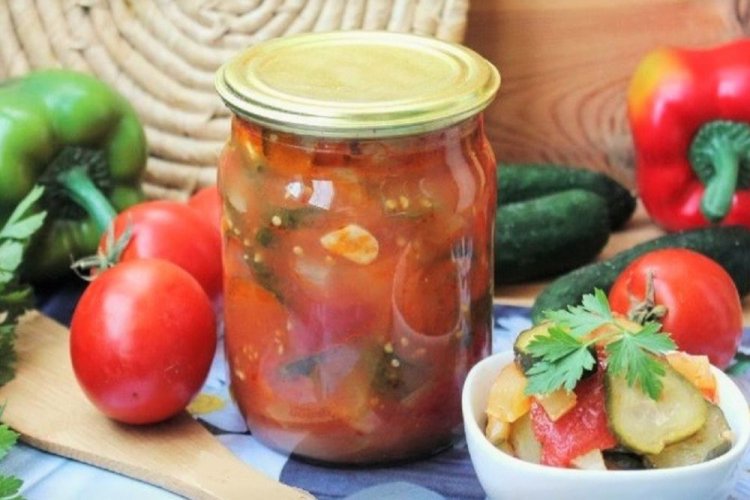 Ensalada de verduras con pepinos «Para chuparse los dedos»