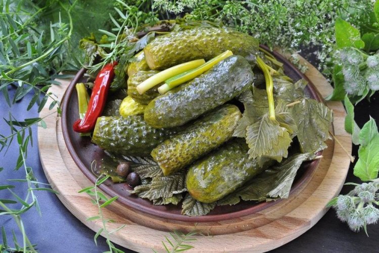 Pepinos fermentados con chile picante y ajo silvestre al estilo frío
