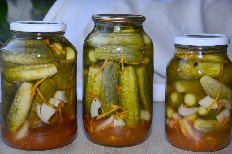 Pepinos «Para chuparse los dedos» con zanahoria, cebolla y salsa de tomate