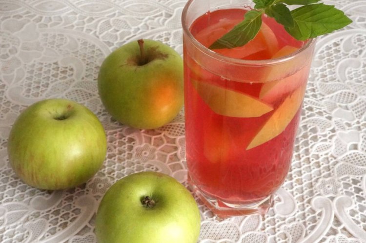 Compota de albahaca con manzanas