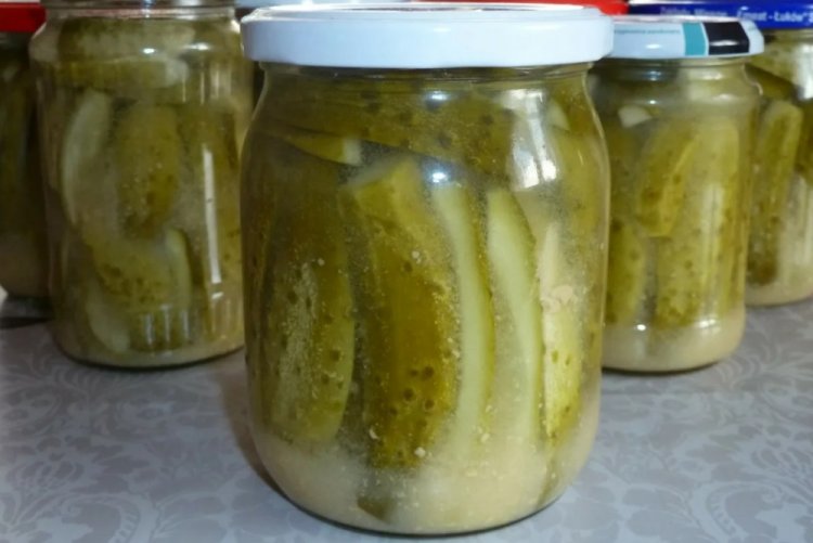 Gurken in Scheiben mit Senfpulver