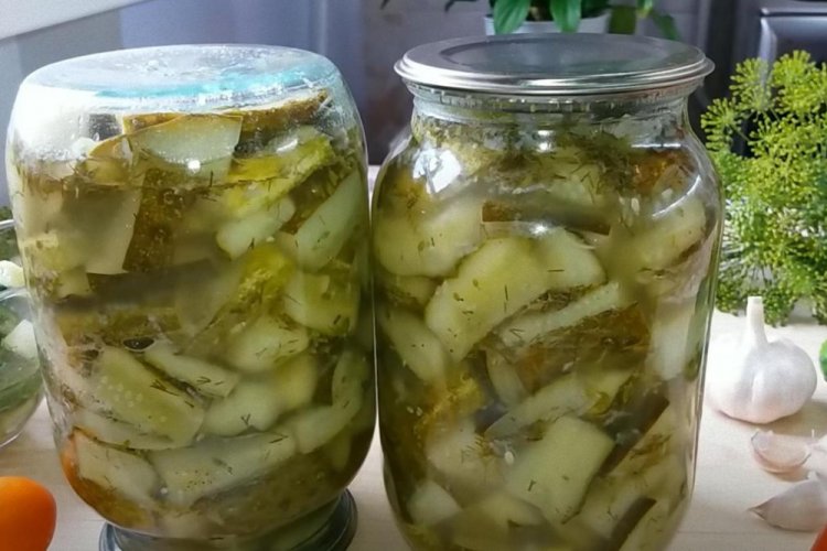 Gurken in Scheiben mit Zwiebeln