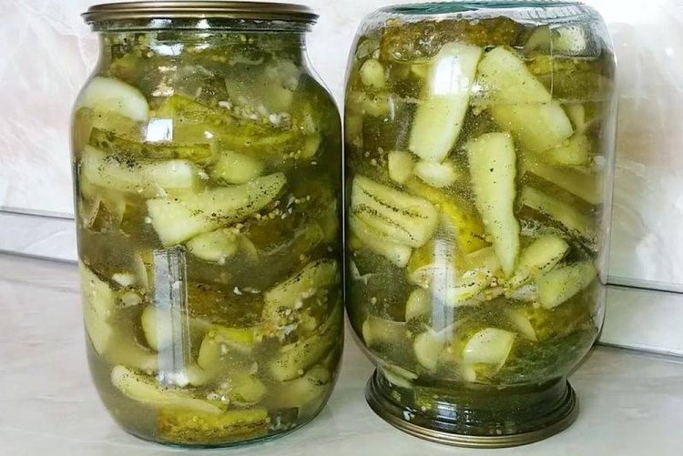 Gurken in Scheiben mit Knoblauch