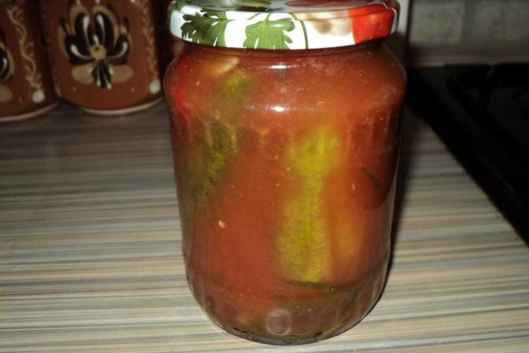 Gurken in Scheiben mit Gemüse in Tomatensauce