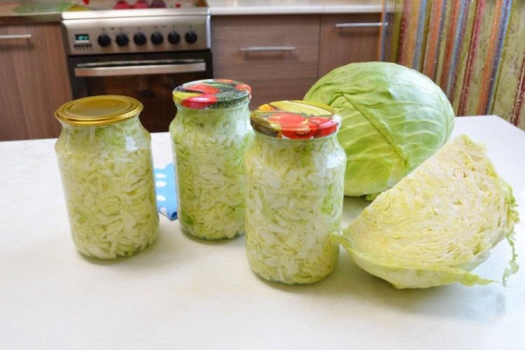 Eingelegter Kohl mit Essig